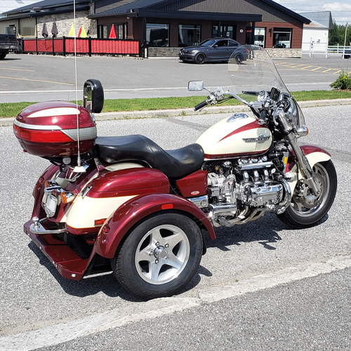 Honda Valkyrie Trike, Amande-Bourgogne